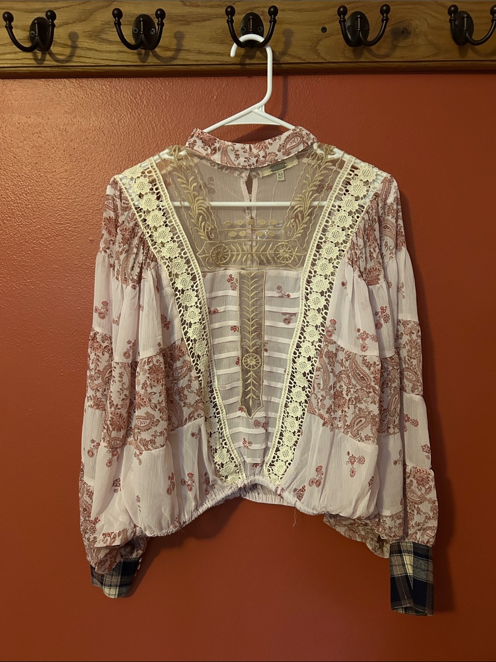 NWOT gimmicks by BKE Pink Floral Lace Trim Peasant Blouse Size SMALL